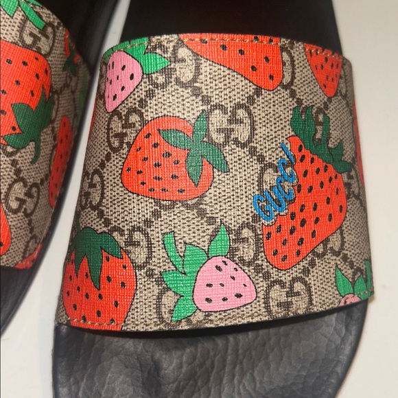 Authentic Gucci GG Strawberry Print Slides - Picture 2 of 6